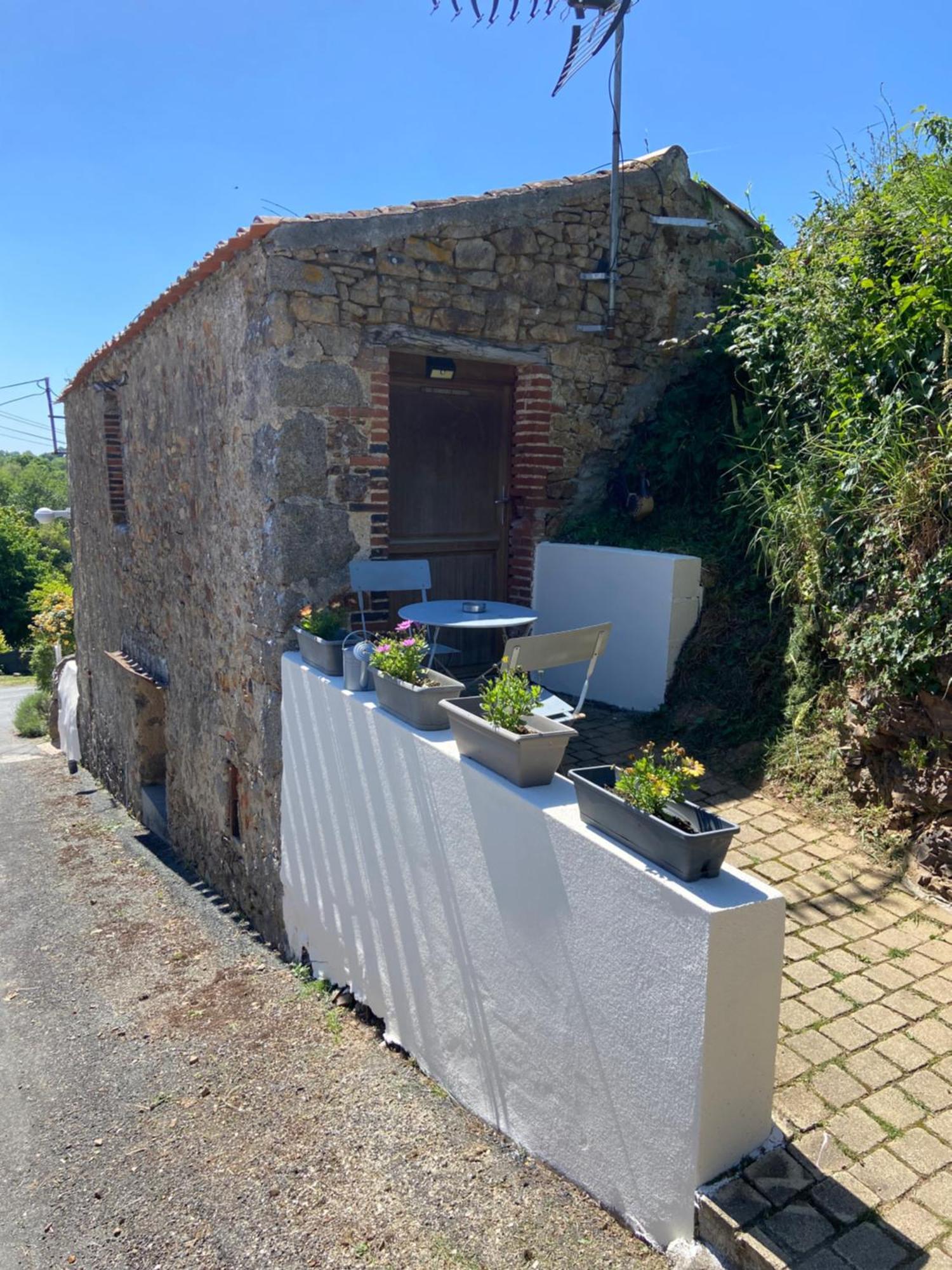 Le Petit Moulin Hotel Pouzauges Bagian luar foto